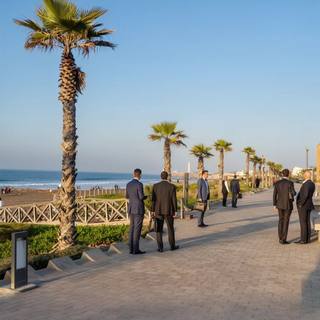 Participants d’un séminaire sur l’esplanade en bord de mer d’Anfaplace