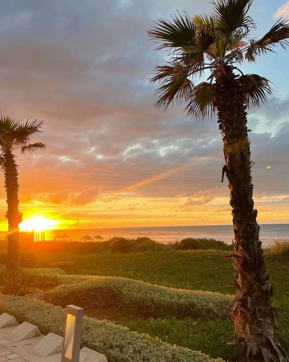 Coucher de soleil sur la plage depuis la promenade d’Anfaplace, à deux pas des salles WeMeet