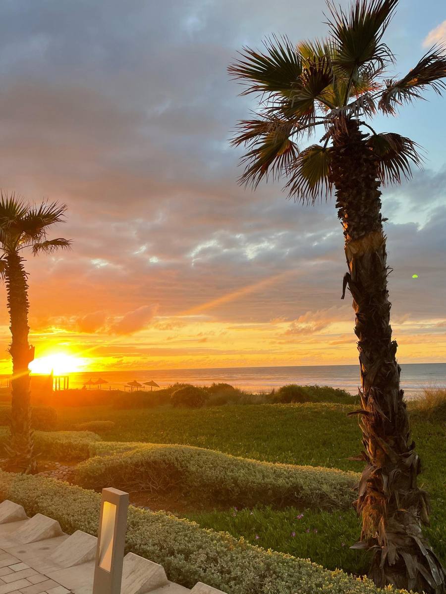 Coucher de soleil sur la plage depuis la promenade d’Anfaplace, à deux pas des salles WeMeet