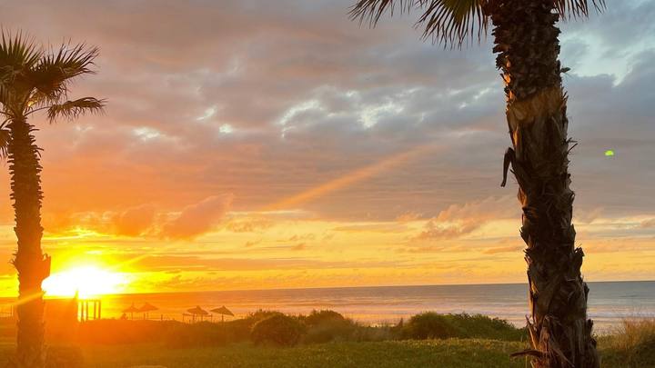 Coucher de soleil sur la plage depuis la promenade d’Anfaplace, à deux pas des salles WeMeet