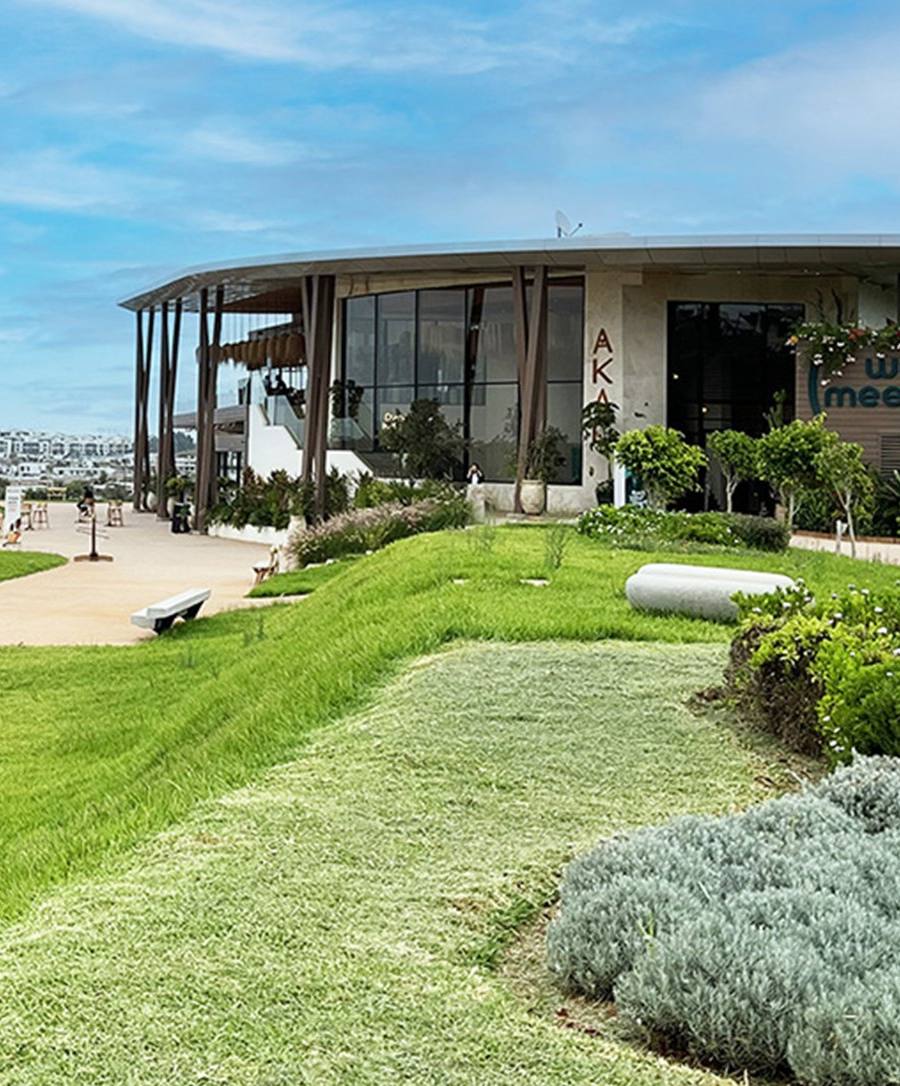 Façade de WeMeet Bouskoura et ses pelouses sous un ciel bleu