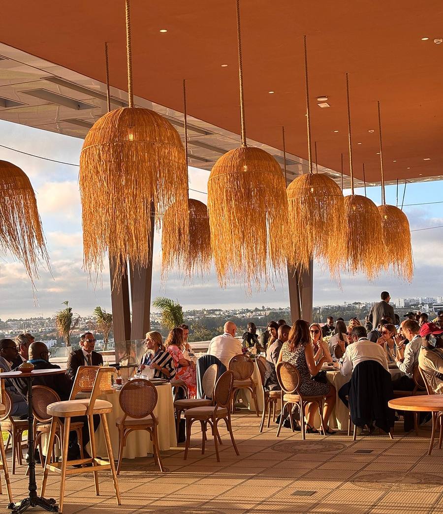 Salle du restaurant Akal et ses suspensions en raphia, WeMeet Bouskoura