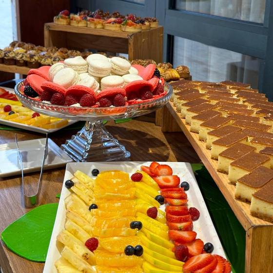 Buffet de desserts et fruits frais
