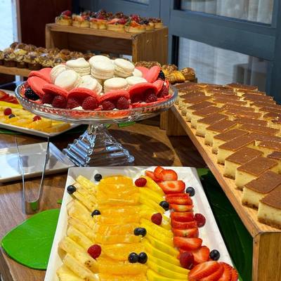 Buffet de desserts et fruits frais