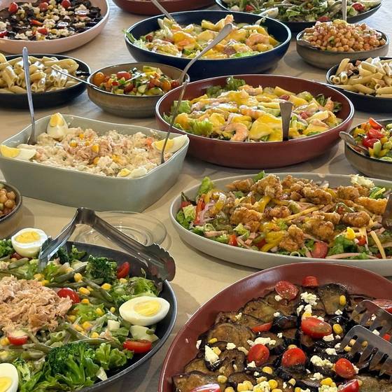 Buffet de salades composées pour un déjeuner de séminaire