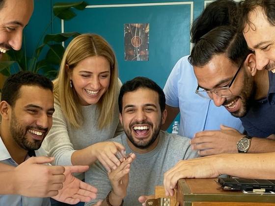 Équipe réjouie autour d’une Mystery Box pendant l’escape game Crack the Box