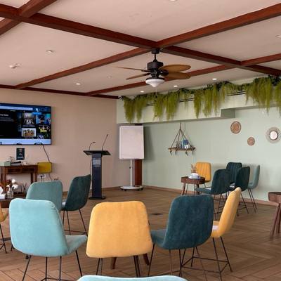 Espace lounge avec écran pour réunions informelles