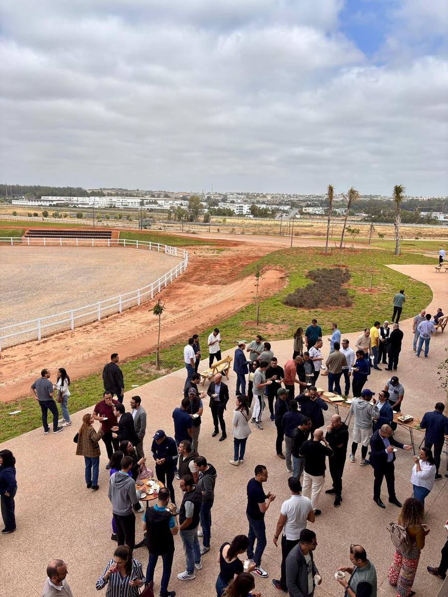 Invités réunis au bord des carrières du centre équestre de Bouskoura
