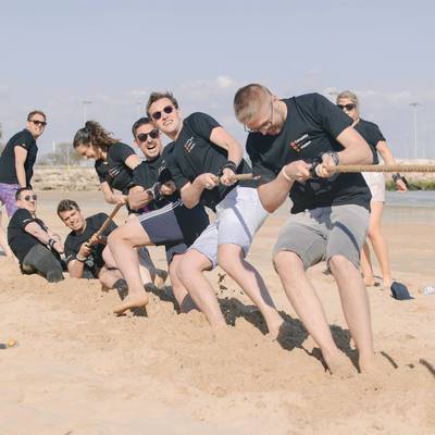 Tir à la corde sur la plage pendant des olympiades