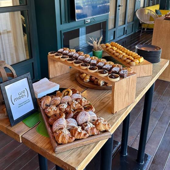 Pause-café avec viennoiseries servie devant une salle de séminaire