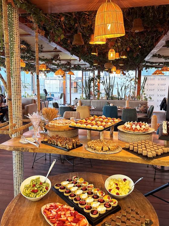 Buffet de pause gourmande sous les suspensions en osier du restaurant vue mer