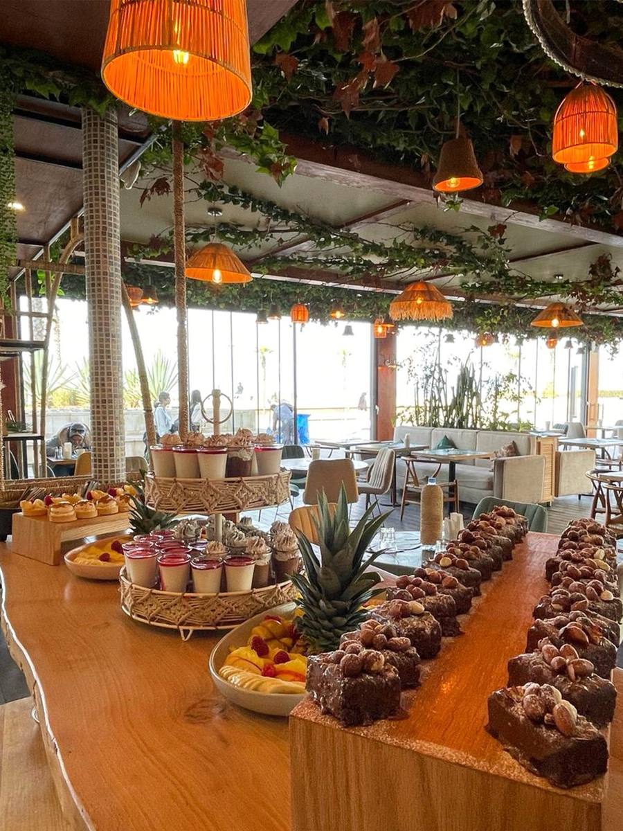 Buffet sucré coloré au restaurant vue mer d’Anfaplace