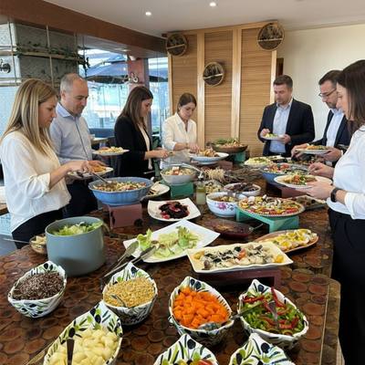 Déjeuner buffet entre collègues dans la salle boisée du restaurant vue mer