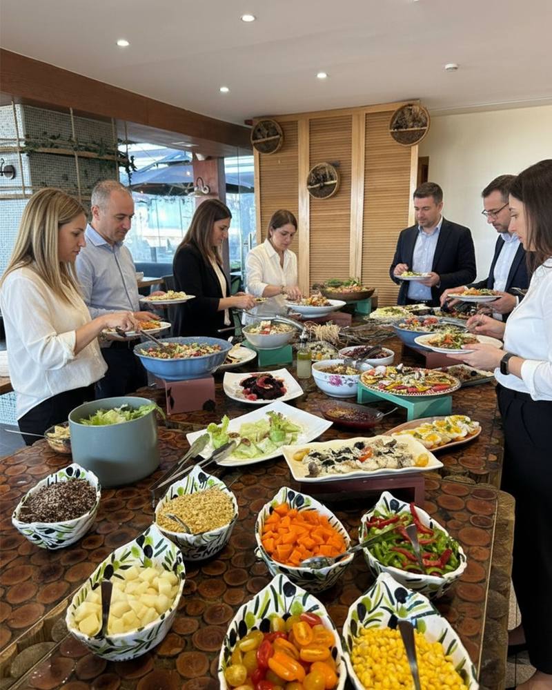 Déjeuner buffet dans la salle boisée du restaurant vue mer à Anfaplace