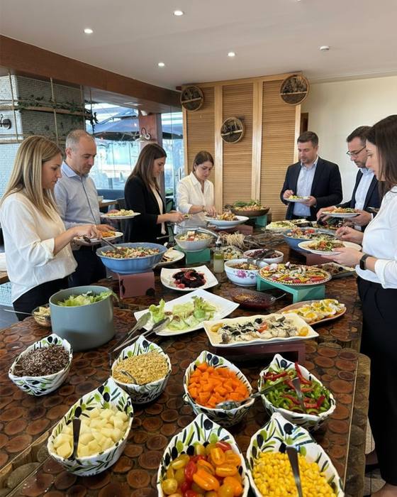Intérieur boisé du restaurant vue mer d’Anfaplace pendant un déjeuner buffet