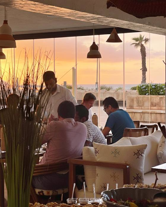 Terrasse du restaurant Nola au coucher du soleil