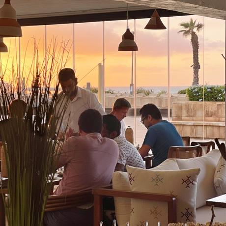 Dîner en terrasse au restaurant Nola au coucher du soleil