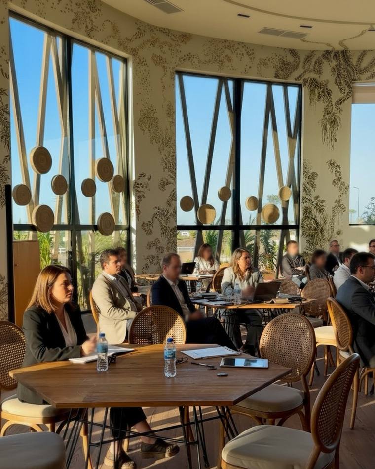 Réunion de travail autour d’une table dans la salle Kyoto à Bouskoura