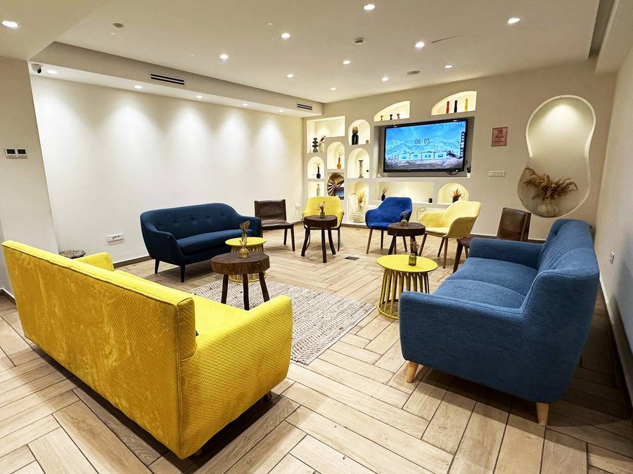 Salle Athènes en format libre avec canapés jaunes et bleus, WeMeet Anfaplace