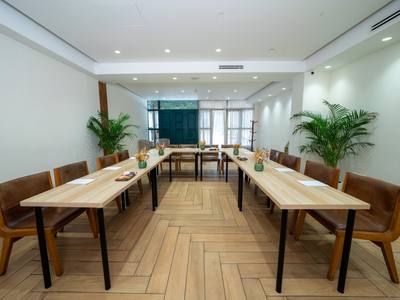 Salle Athènes en U avec palmiers en pot