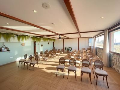 Salle Bali en disposition théâtre, plafond à poutres et plantes