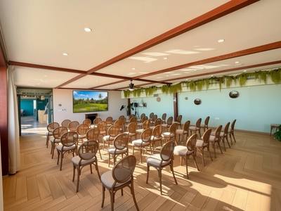 Salle Bali aménagée pour une présentation, verdure suspendue