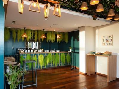 Véranda de la salle Bali avec comptoir végétalisé