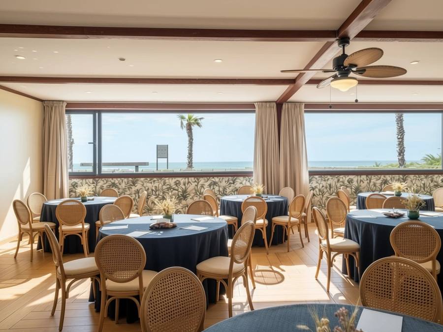 Salle Bali avec vue sur la mer, tables rondes nappées, à WeMeet Anfaplace