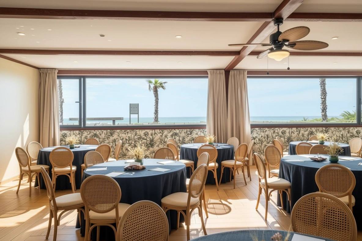 Salle Bali avec vue sur la mer, tables rondes nappées, à WeMeet Anfaplace
