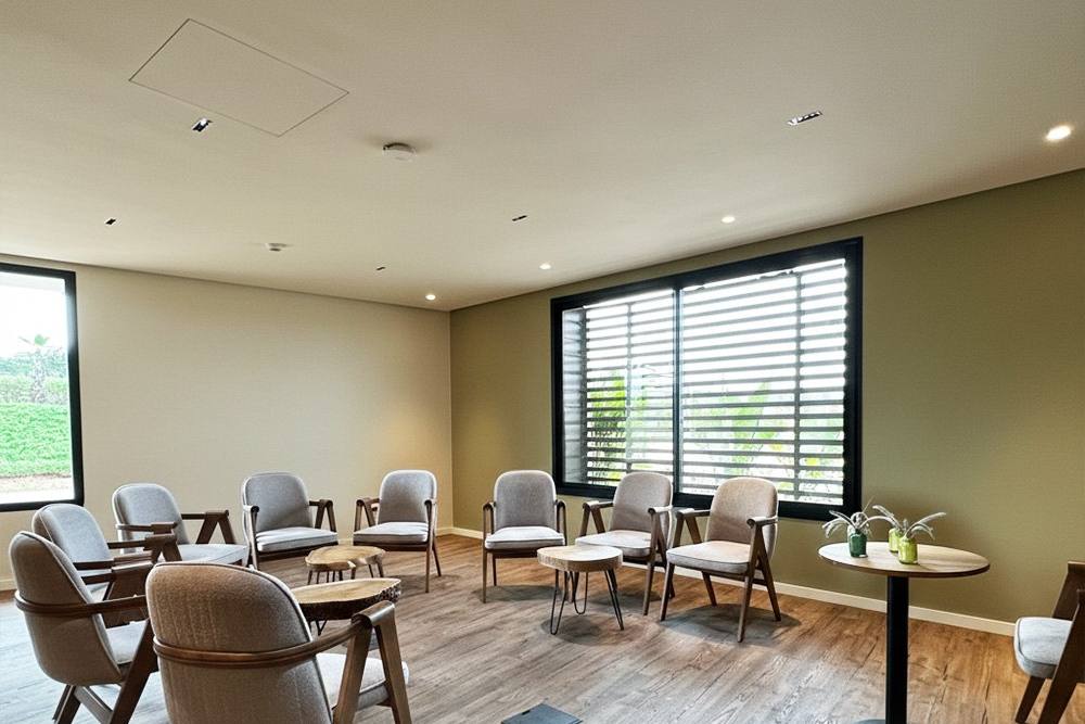 Salle Cancun en format libre, fauteuils et tables basses, WeMeet Bouskoura