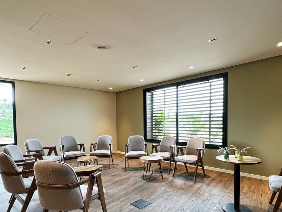 Salle Cancun en format libre, fauteuils et tables basses, WeMeet Bouskoura