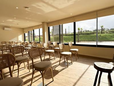 Salle El Passo en U avec vue sur le centre équestre
