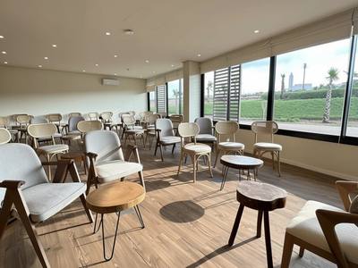 Salle El Passo en format libre avec fauteuils