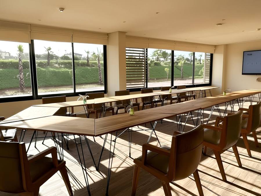 Salle El Passo en U avec vue sur les carrières du centre équestre, WeMeet Bouskoura