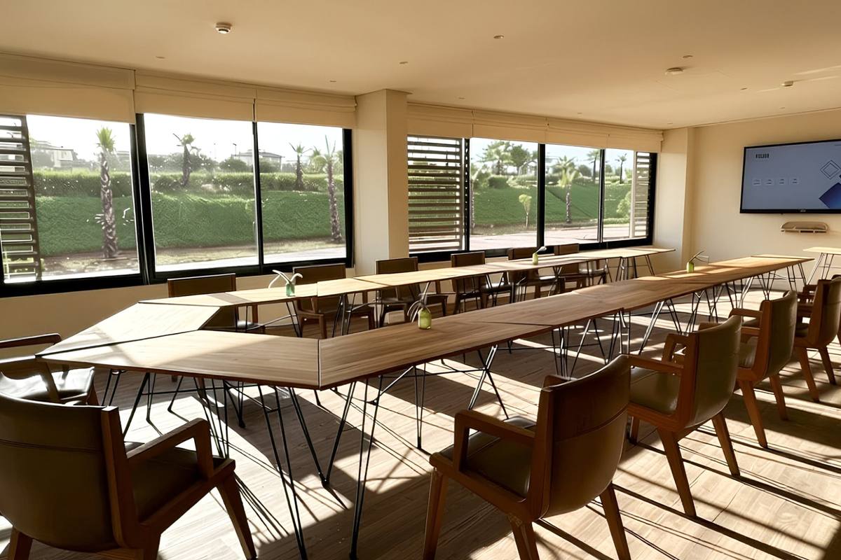 Salle El Passo en U avec vue sur les carrières du centre équestre, WeMeet Bouskoura