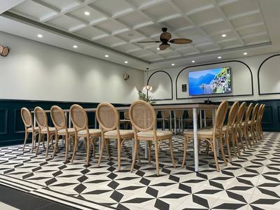 Salle Havana en U, moulures blanches et bleu pétrole