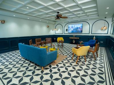 Espace lounge avec canapés colorés dans la salle Havana