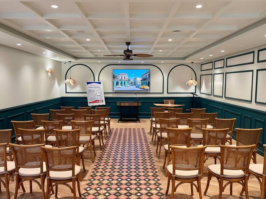 Salle Havana en disposition théâtre, sol en carreaux graphiques, WeMeet Anfaplace