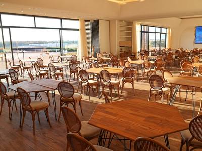 Salle Îles grecques en cabaret baignée de lumière