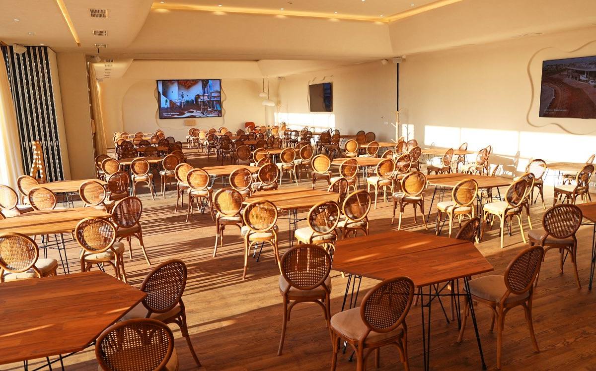 Salle Îles grecques aménagée en cabaret, baies vitrées sur le centre équestre, WeMeet Bouskoura