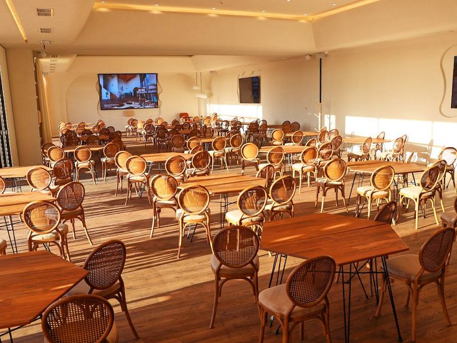 Salle Îles grecques aménagée en cabaret, baies vitrées sur le centre équestre, WeMeet Bouskoura