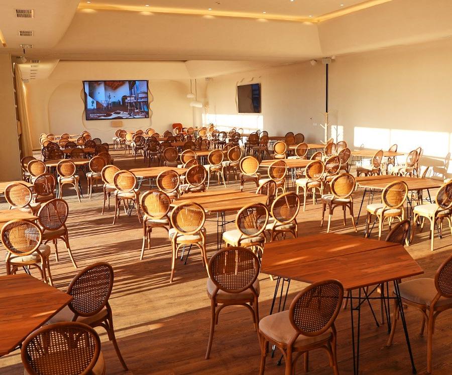 Salle Îles grecques en cabaret, baies vitrées sur le centre équestre