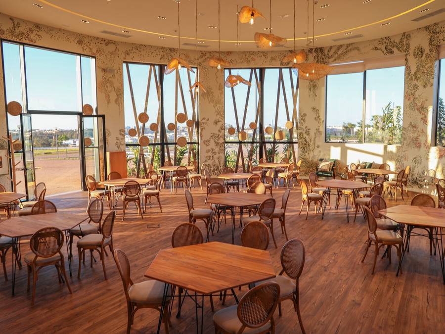 Salle Kyoto aux grandes baies vitrées et suspensions naturelles, WeMeet Bouskoura