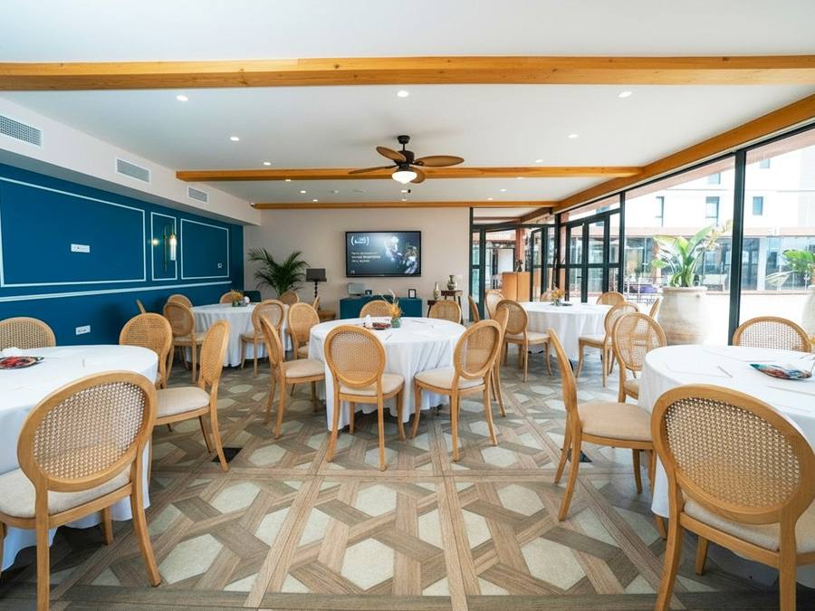 Salle Londres en tables rondes, murs bleu pétrole et grandes baies, WeMeet Anfaplace