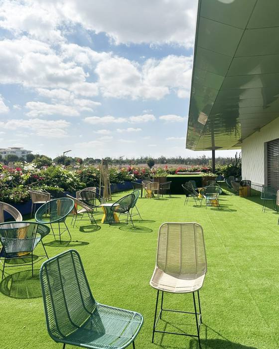 Terrasse Majorelle avec mobilier vert face à la pelouse