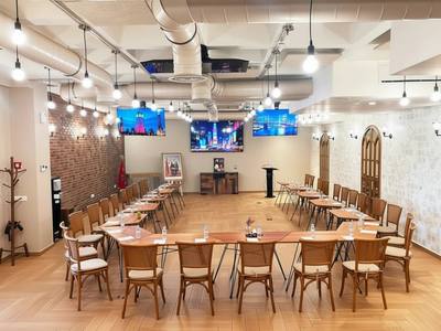 Salle New York en U avec écrans suspendus