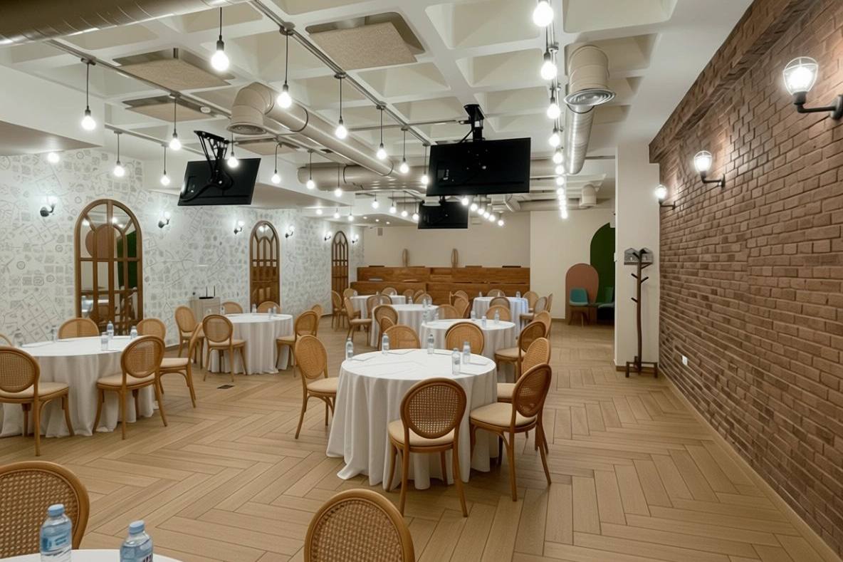 Salle New York en tables rondes, murs blancs et arches, à WeMeet Anfaplace