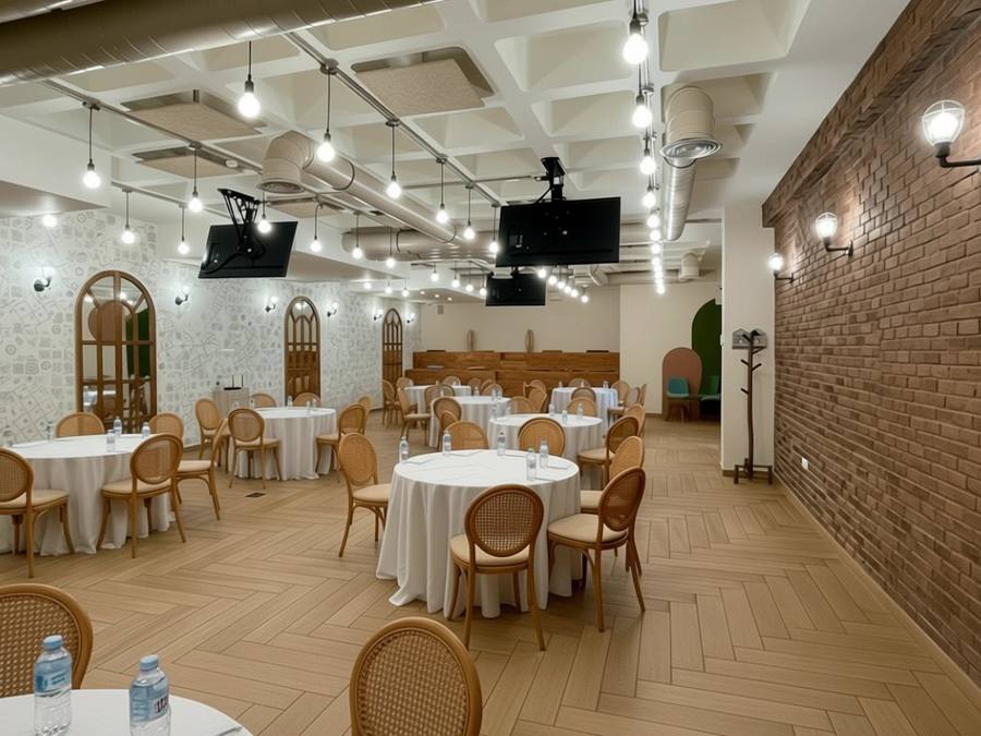 Salle New York en tables rondes, murs blancs et arches, à WeMeet Anfaplace