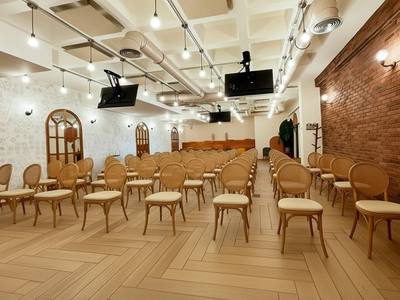 Salle New York en théâtre, arches et mur de briques