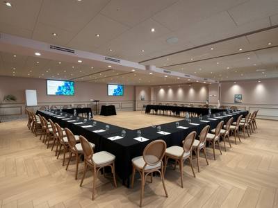 Salle Paris en disposition en U pour un comité élargi